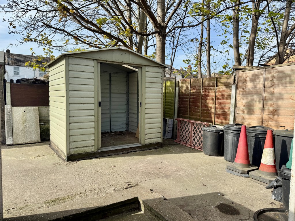 Lot: 75 - FREEHOLD SITE WITH WORKSHOP, OFFICE, HARDSTANDING AND PARKING - Shed